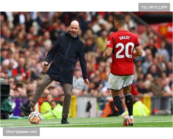 转播花絮：镜头捕捉到布莱顿教练组在场边紧急绘制定位球战术图